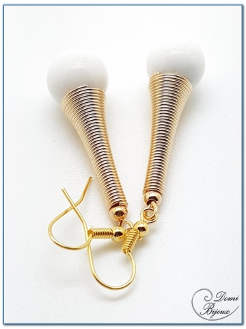 boucle d'oreille fantaisie doré cône spirale et perles de benitier 12mm